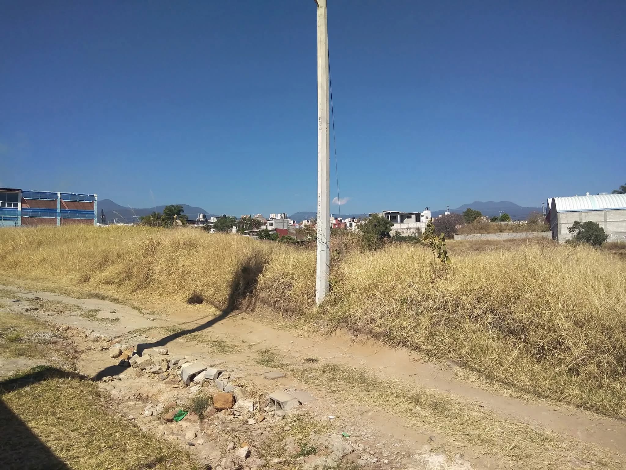 TERRENO EN FRACCIONAMIENTO LOMAS DE TZOMPANTLE EN CUERNAVACA