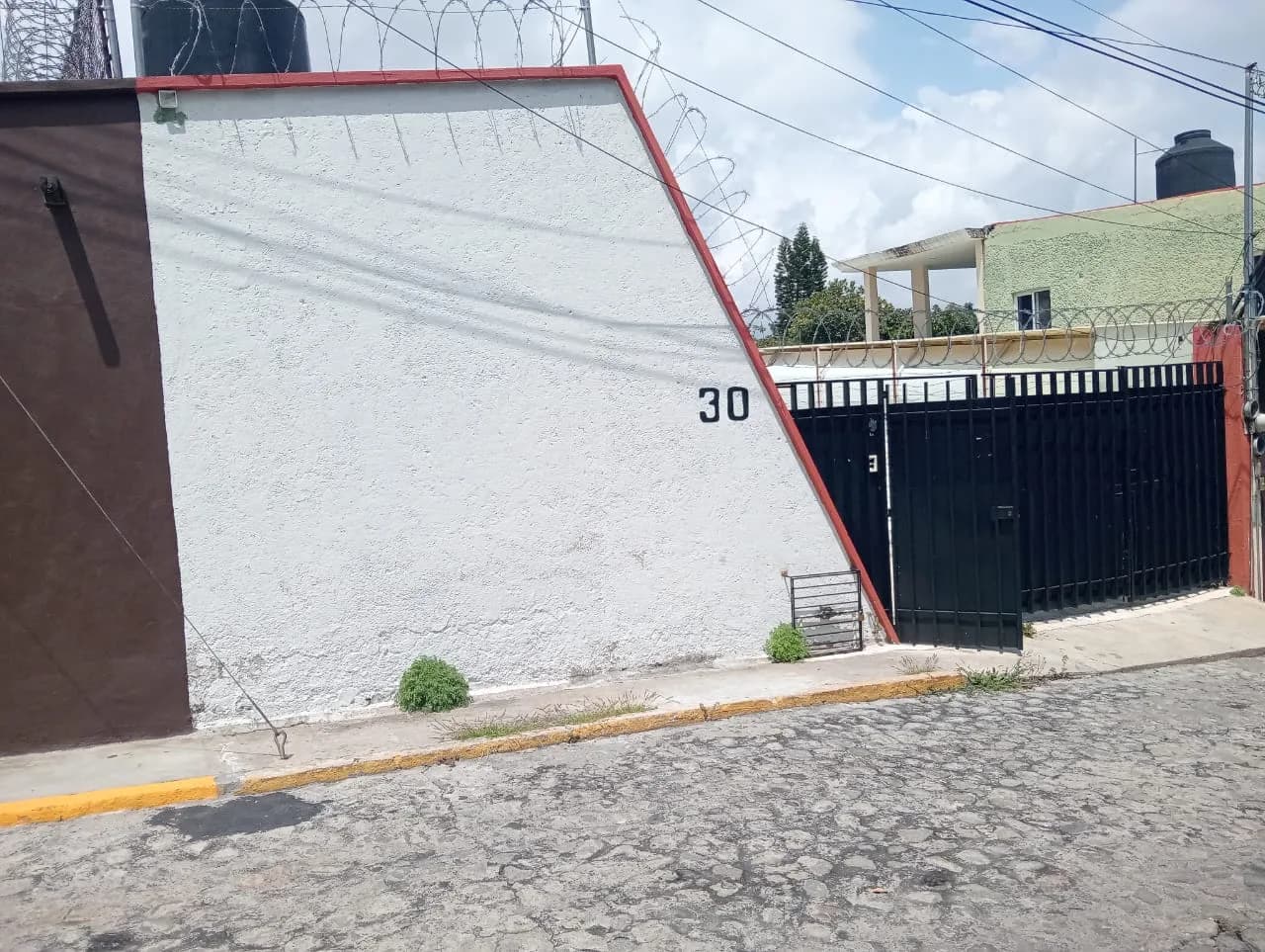 CASA SOLA EN UN NIVEL COLONIA CHIPITLAN A UNA CUADRA DE AVENIDA COMERCIAL MORELOS Y A UNA CUADRA DE AUTOPISTA CUERNAVACA - ACAPULCO